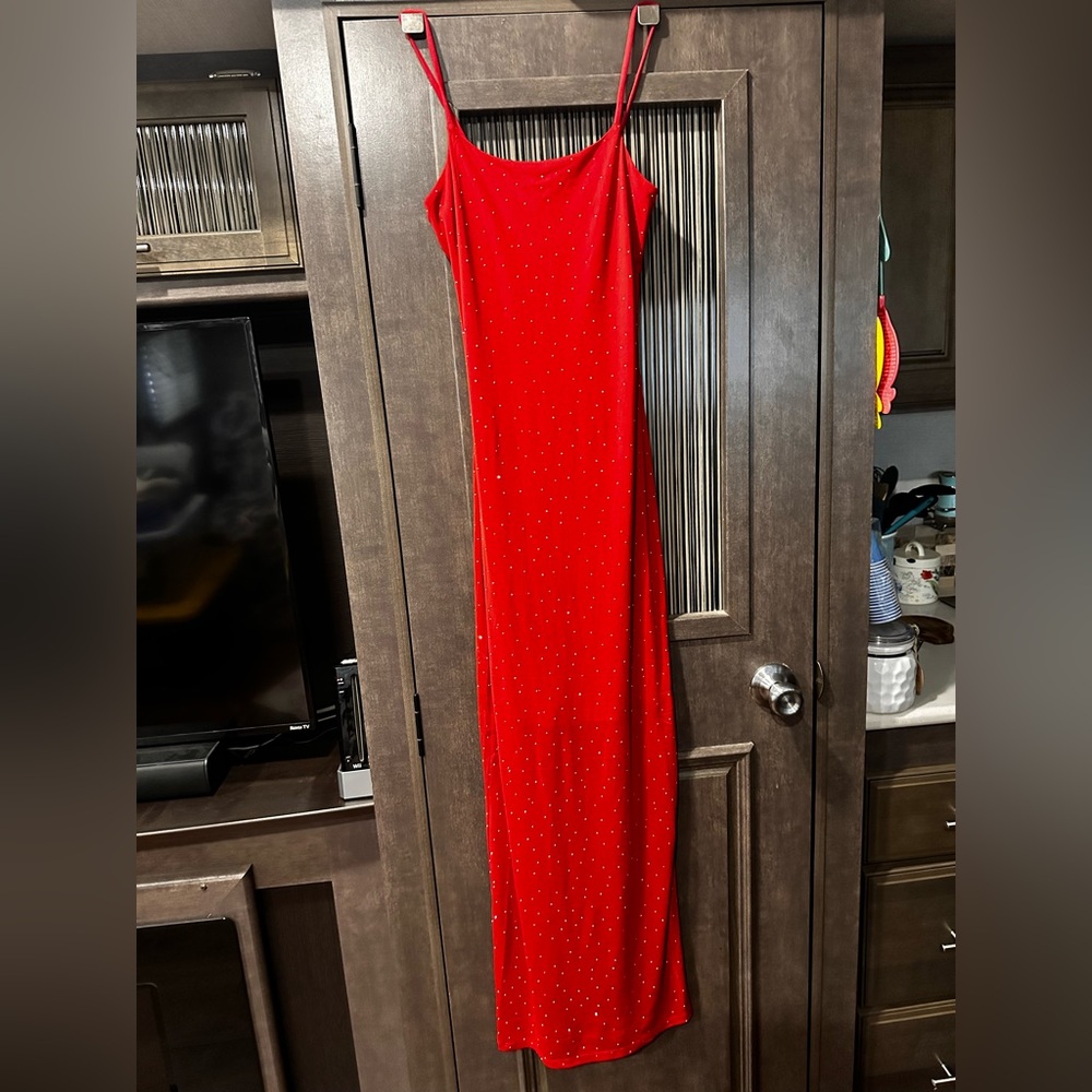 Elegant Red Maxi Dress with Straps - Picture 2 of 4
